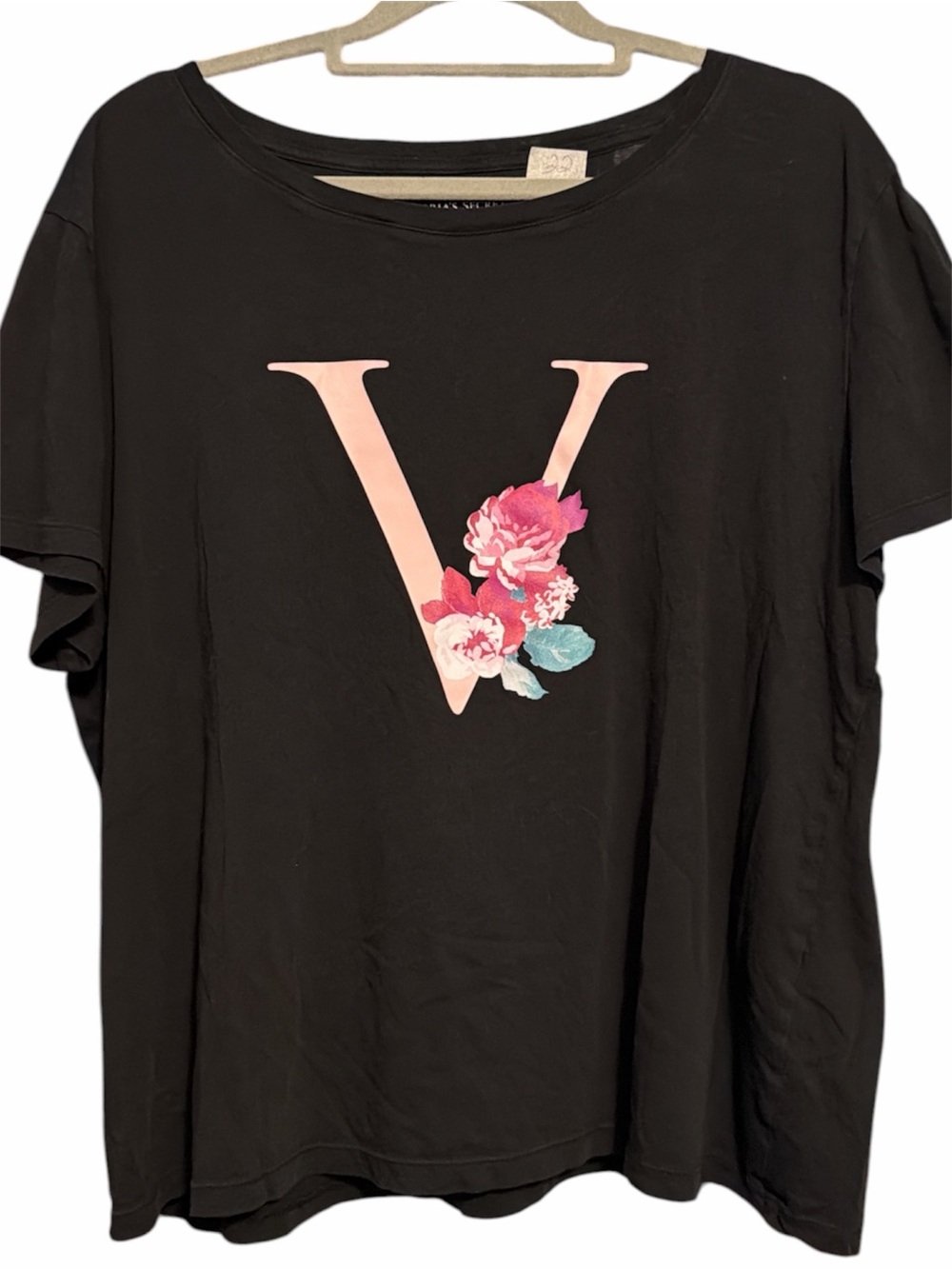 VICTORIA’S SECRET Black Floral V T-shirt